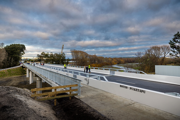 A bridge with people on it

AI-generated content may be incorrect.