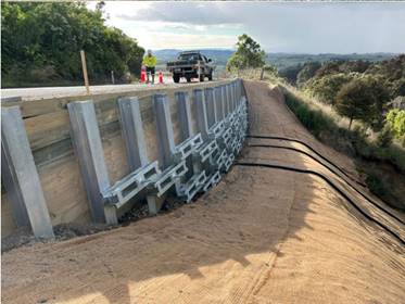 A road with a truck and a wall

AI-generated content may be incorrect.