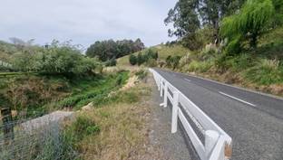 A road with a white fence

AI-generated content may be incorrect.